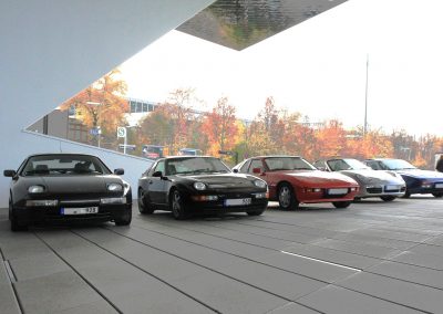 Vor dem Porschemuseum