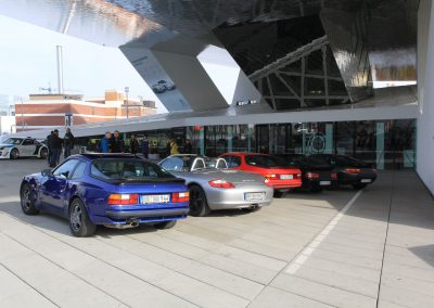 Vor dem Porschemuseum