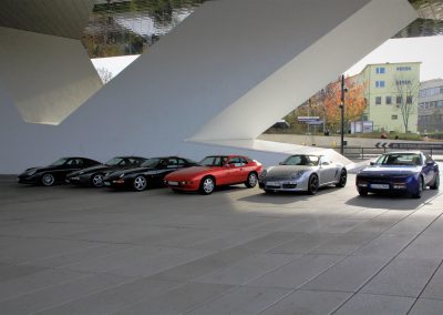 Vor dem Porschemuseum